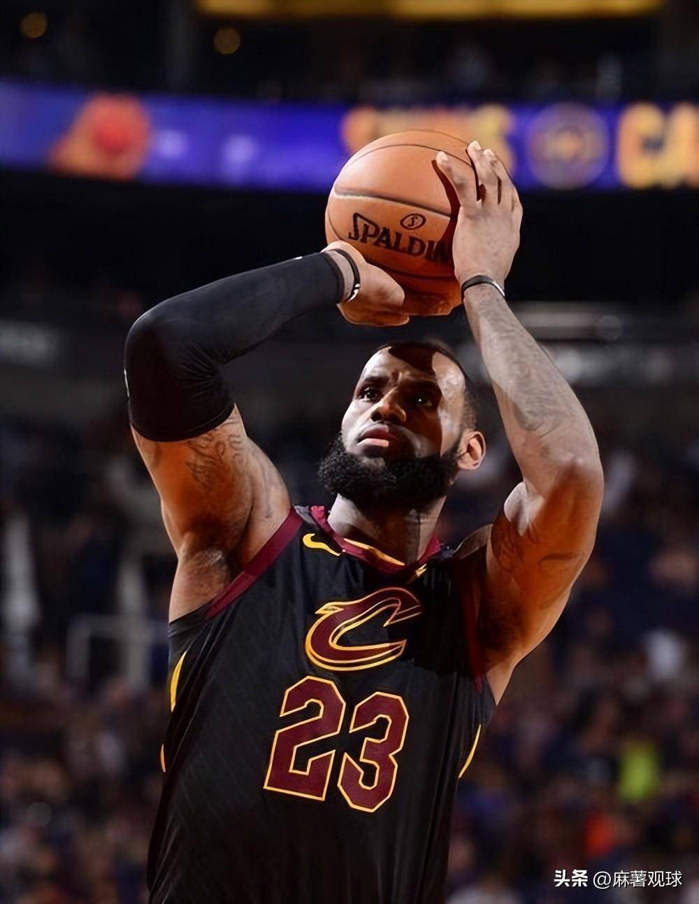 爱游戏官网-詹姆斯在日本队比赛中比赛局势复杂，战术调整引发热议！-爱游戏官网